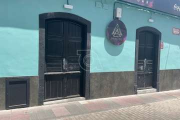 Un joven con capucha intenta forzar sin éxito la puerta del templo y varios negocios de Los Llanos de Telde/TA.